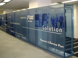 アクリル加工にシート文字.印刷があって全てクリアー